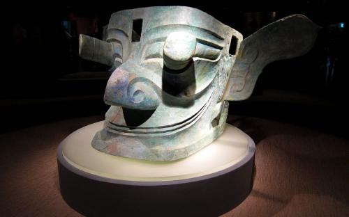 A large bronze head with protruding eyes believed to depict those of Cancong, the semi-legendary first king of Shu (Source: Wikipedia)