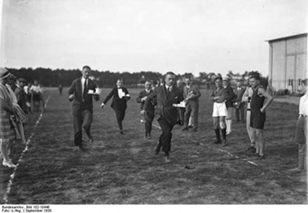 100-meter German waiters race, September 1930. (Bundesarchiv, Bild 102-10446/CC BY-SA 3.0 de)