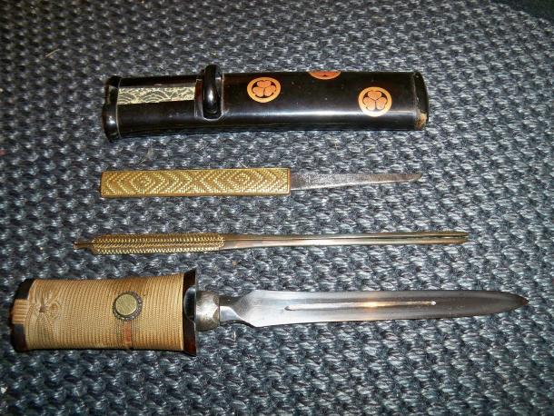 Antique Japanese Edo period yari tanto, a spear yari mounted as a tanto, this yari tanto is mounted in a koshirae, there is a small utility knife kogatana with an intricate woven gold metal handle kozuka and a small 2-piece utility tool kogai. (CC BY-SA 3.0)