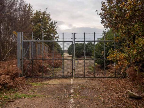 The 1980 UFO sightings took place near Royal Air Force installations, on forest land adjacent to RAF Bentwaters and RAF Woodbridge, whose East Gate is pictured above. (Taras Young / CC BY-SA 4.0)