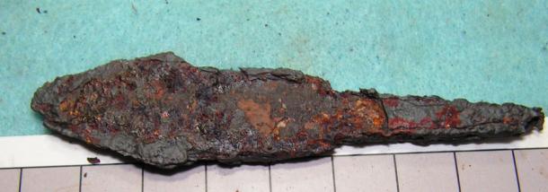 La punta de lanza de hierro es uno de los 90 artefactos de armas vikingas que se analizarán en el estudio. (Universidad de Nottingham)