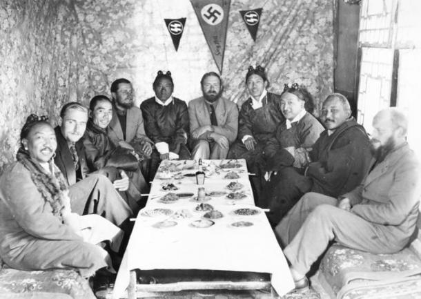 Bajo banderines de las SS y una esvástica, miembros de la expedición de la organización Ahnenerbe al Tíbet. (Deutsches Bundesarchiv / CC BY-SA 3.0 DE)