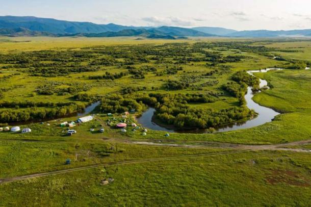 El campamento arqueológico a orillas del río Uyuk en Tuva, Rusia, donde se realizaron los últimos hallazgos escitas. (Igor Pieńkos / Ciencia en Polonia)