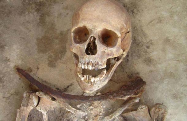30-39 year old female’s remains with iron sickle placed across neck. Lesley A. Gregoricka et al. 2014 (CC BY 4.0)