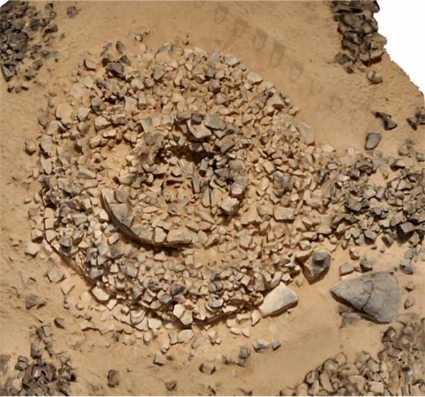 A 3D-model of a huge cairn with a 'tower tomb' on top of it.
