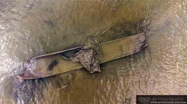Imágenes de drones revelan un antiguo barco de troncos hundido en el río Boyne de Irlanda