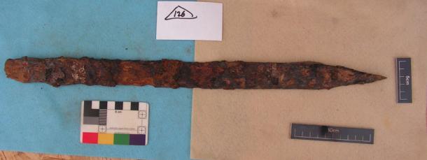 Esta arma vikinga de hierro es una de las muchas que el equipo de investigación inglés de la Universidad de Nottingham espera analizar para determinar su origen a través de sus huellas dactilares químicas. (Universidad de Nottingham)