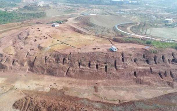 6000 tombs have been discovered cut into the cliffs. (Sina)
