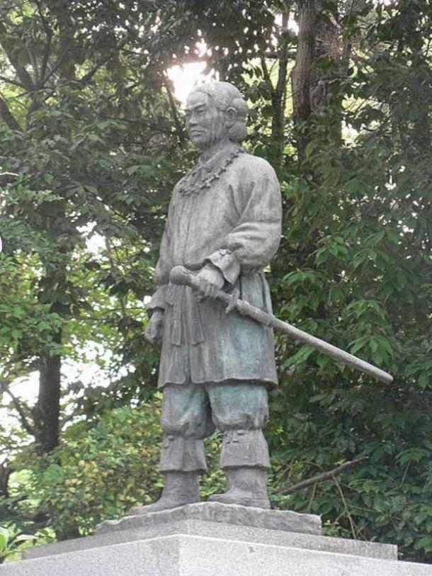 A bronze statue of Prince Yamato Takeru with the sword Kusanagi no Tsurugi on his waist.