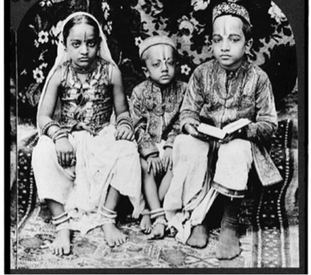 Un estereógrafo de 1922 de niños hindúes de casta alta, Bombay, India.