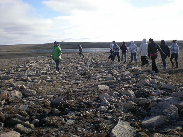 A Dorset culture stone longhouse near Cambridge Bay, Nunavut, Canada. (CambridgeBayWeather/CC BY SA 3.0)