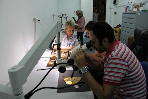 A German-Egyptian team examines objects from the find at the tomb of Tutankhamun. 