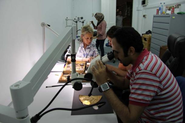 Un equipo germano-egipcio examina los objetos del hallazgo en la tumba de Tutankamón.