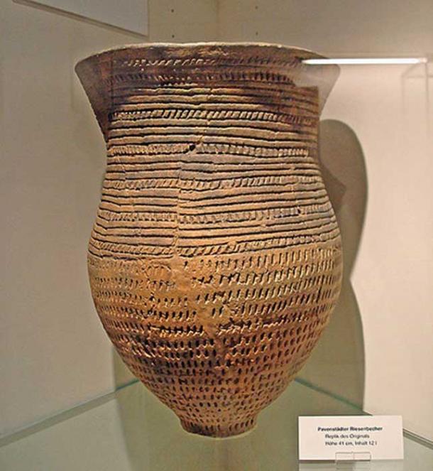 Una vasija de cerámica con cordón del Neolítico tardío, con sus características decoraciones en forma de cordón (CC by SA 3.0)