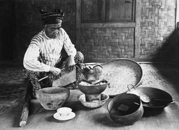 A dukun (Malay shaman) preparing traditional medicine (Dutch colonial period, 1910-1940). (Tropenmuseum/CC BY SA 3.0)