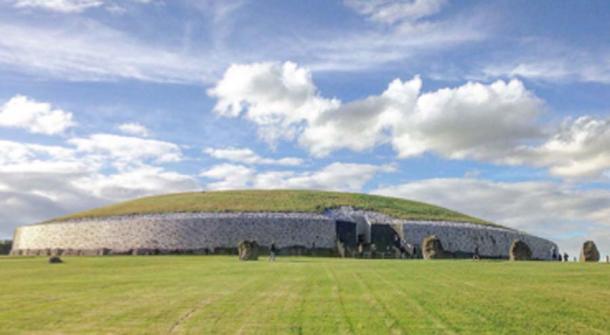 A front view of the Newgrange Neolithic monument taken from outside the grounds. (Tjp finn / CC BY-SA 4.0)