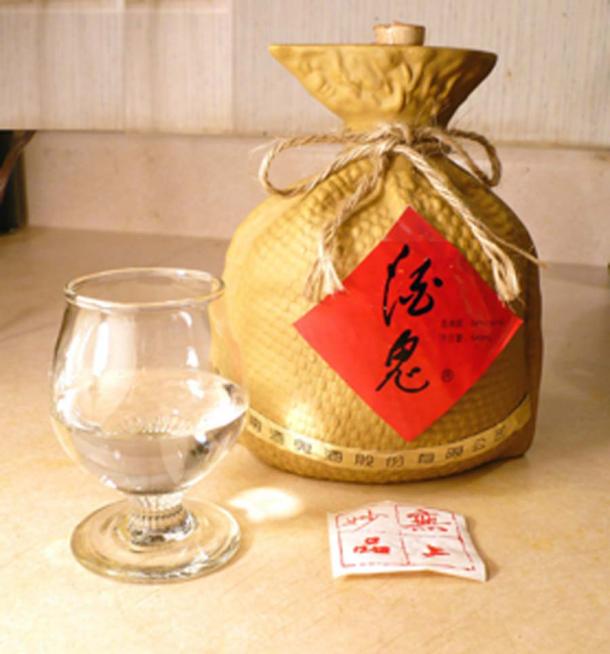 A glass and bottle of Jiugui brand White Spirit Baijiu. (Badagnani / CC BY-SA 3.0)