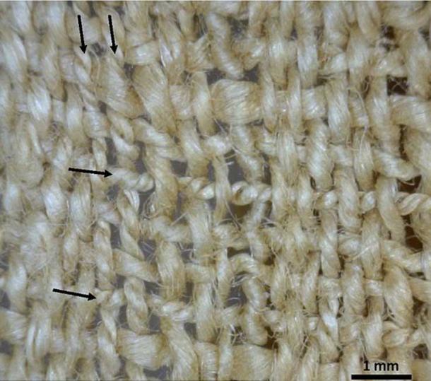A micrograph of an ancient textile from Lahun, Egypt, with arrows indicating splices. Credit: M. Gleba, S. Harris, with permission of the Petrie Museum, UCL