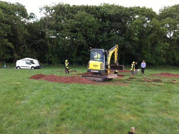 A mini digger excavating the field where the Celtic chariot burial was discovered. (Mike Smith)