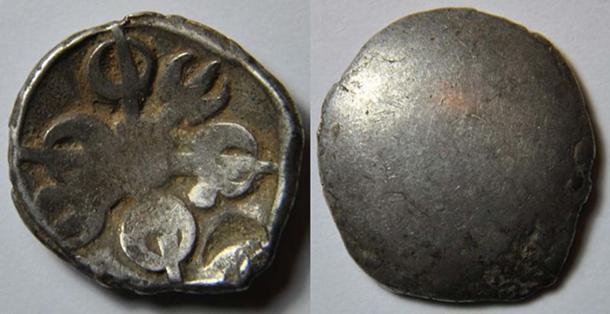 A monetary silver coin of the satrapy of Gandhara.  Gandhara symbol representing 6 weapons with one point between two weapons; at the bottom of the point, a hollow moon. (Jean-Michel Moullec / CC BY-SA 2.0)