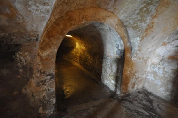 A portion of the tunnel system that runs beneath San Cristóbal (CC BY 2.0)