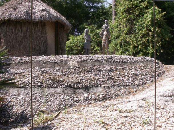 A reconstruction of a Calusa chickee and terraces, on display at the Florida Museum of Natural History. (Public Domain)