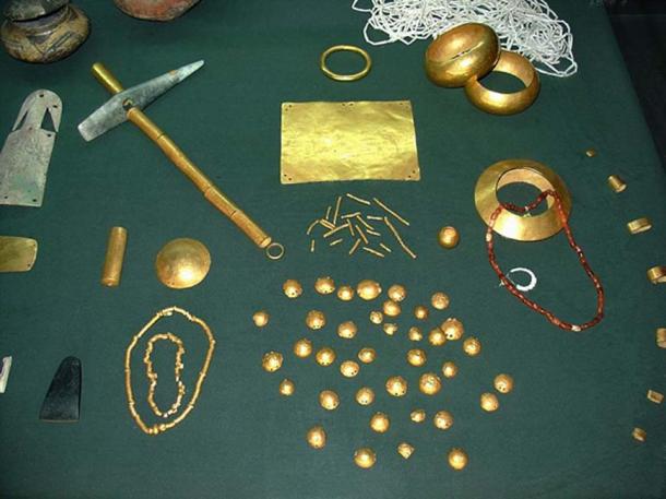 A selection of artifacts from the Varna treasure. (Yelkrokoyade/CC BY SA 3.0)
