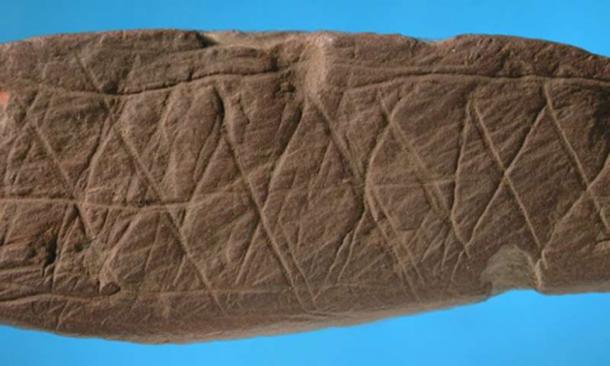   A similar pattern is engraved on this piece of yarn found at the Blombos Cave in the same archaeological stratum, which assigned the silkrete flake. (Image: Errico / Henshilwood / Nature) 