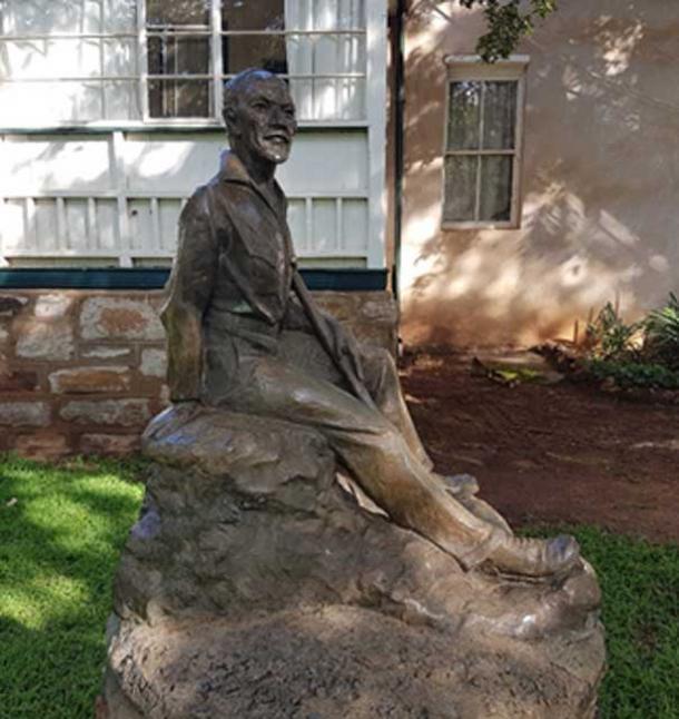 Una estatua del General Smuts en el jardín.