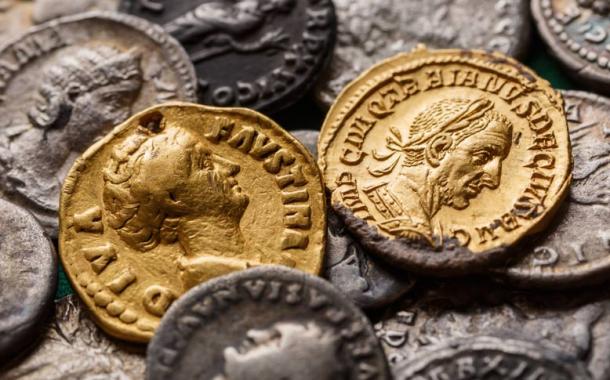 A treasure of Roman gold and silver coins. Trajan Decius. AD 249-251. AV Aureus. (bukhta79/Adobe Stock