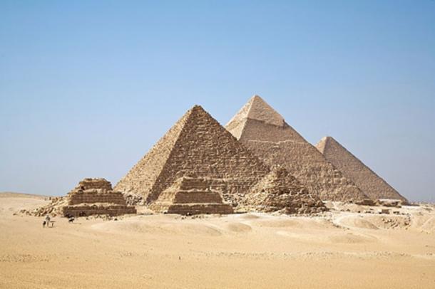 A view of the pyramids at Giza from the plateau to the south of the complex. From left to right, the three largest are: the Pyramid of Menkaure, the Pyramid of Khafre and the Great Pyramid of Khufu. (CC BY SA 2.0)