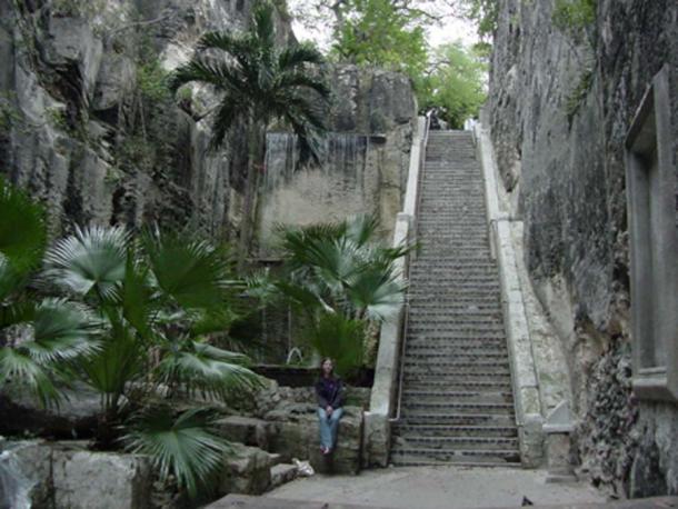A view the bottom of Queen’s Staircase (CC BY-SA 2.0)