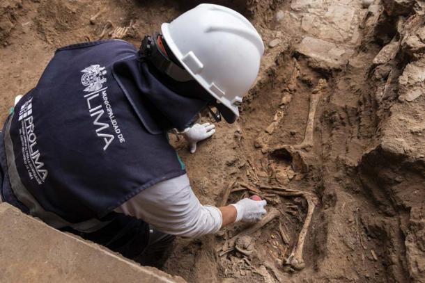 An archaeologist from the City of Lima slowly cleaning one of the syphilis-ridden Spanish remains at the colonial hospital in Peru that was first built two decades after Pizarro took over the Inca Empire. (Municipalidad de Lima)