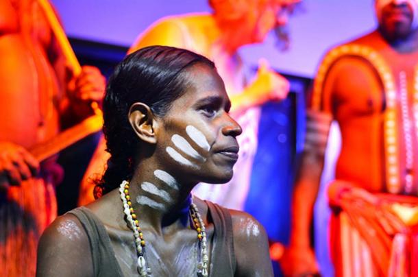 Aboriginal woman and men in Australia. (Rafael Ben-Ari / Adobe)