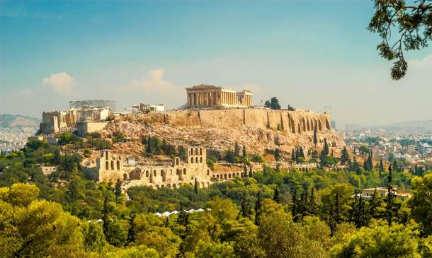 La Acrópolis se alza sobre una colina que domina Atenas, lo que dificulta el acceso a personas con movilidad reducida. Crédito: milosk50 / Adobe Stock