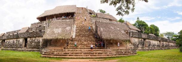 La Acrópolis de Ek' Balam en Yucatán, México. La estructura de varios niveles conduce a El Trono (