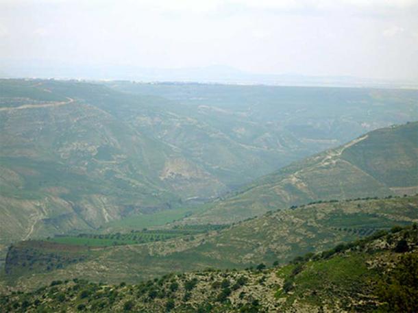 Across the ravines lies the battlefield of Yarmouk, Byzantine recovery after the Battle of Yarmouk stemmed from the use of a new military organization system. (Friedlibend und tapfer / CC BY-SA 3.0)