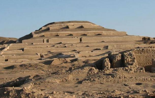 Adobe pyramid at Cahauchi, Peru