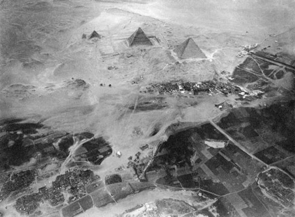 Aerial photograph of the pyramids of Giza taken from Eduard Spelterini's balloon on 21 November 1904. (Public Domain)