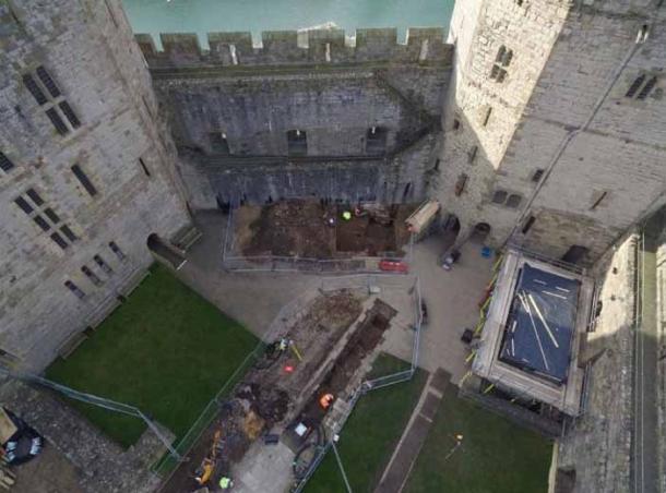 Vista aérea de las excavaciones del año pasado en el castillo de Caernarfon. (Cadw)