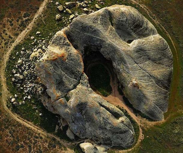 Vista aérea da Pedra Pintada.  A alcova interna da rocha em forma de ferradura apresenta pictogramas de Chumash, tribos vizinhas e não-nativos americanos.
