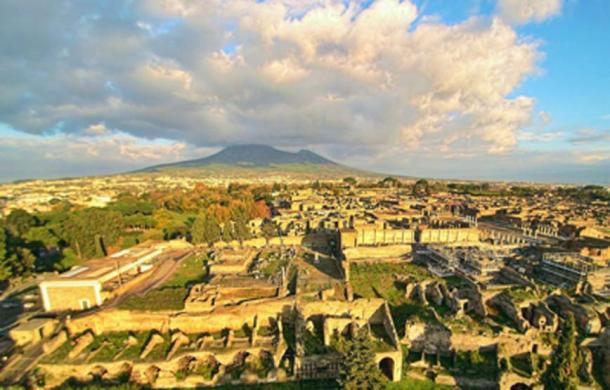 Aerial view of Pompeii with Vesuvius in the background. (ElfQrin / CC BY-SA 4.0)