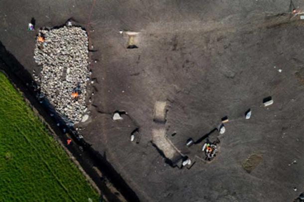 Aerial view of the cairn burial and monolithic alignment. (Denis Gliksman, INRAP)
