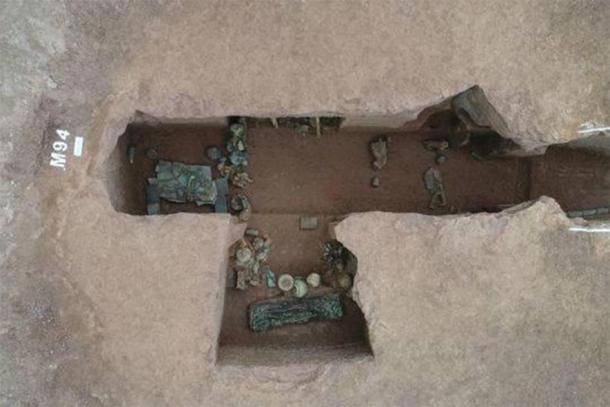 Aerial view of the M94 cliff tomb, including skeletons and grave goods. (Sina)