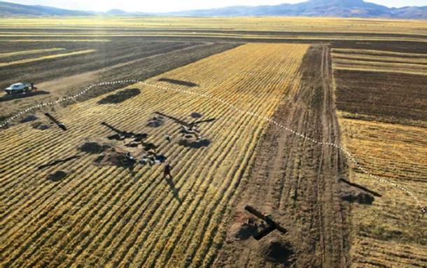 Aerial view looking north-west across the excavation site of Soro Mik’aya Patjxa, located in a vast altiplano pampa near the center of the Ilave Basin. 