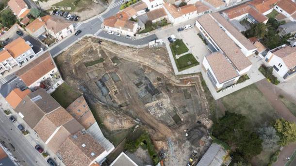 Vista aérea de la zona de excavación del puerto medieval en el pueblo al pie del castillo francés de Talmont-Saint-Hilaire. (Emmanuelle Collado / Inrap)