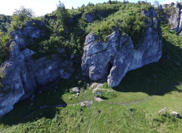 Vista aérea de la cueva Stajnia de Polonia, donde se descubrió el colgante de marfil de mamut del Paleolítico superior en 2010. (© Marcin Żarski / Nature)
