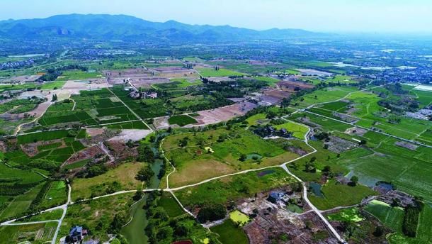Vista aérea de las ruinas del sitio del Patrimonio Mundial de la UNESCO de la ciudad de la cultura Liangzhu. (Comité de Gestión del Distrito Administrativo del Sitio Arqueológico de Hangzhou Liangzhu)