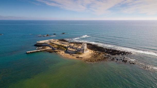 Vista aérea del Castillo Sancti Petri frente a la costa de Cádiz en el sur de España, donde los investigadores creen haber identificado el templo de Hércules Gaditanus. (luis / Adobe Stock)