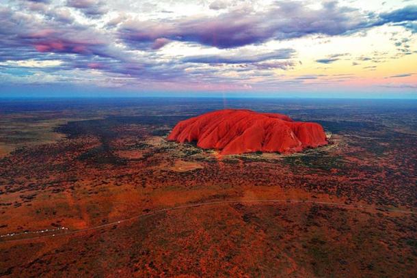 Aerial view of Uluru at sunset. (Dimageau / CC BY-SA 4.0)